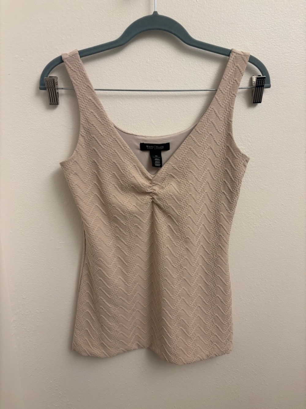 White House Black Market Textured Sleeveless Tank Top Beige Ruched V Neck  XS